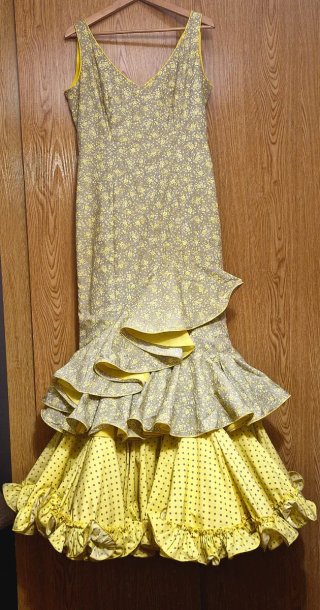 Vestido Flamenca Amarillo con Flores y pendientes