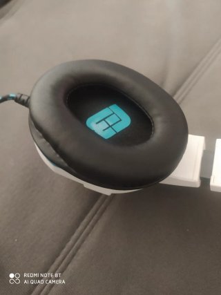 Auriculares gaming blancos con detalles
