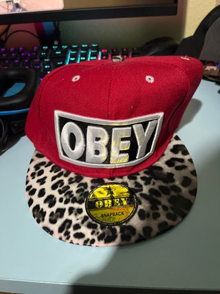 Gorra OBEY Roja con Leopardo