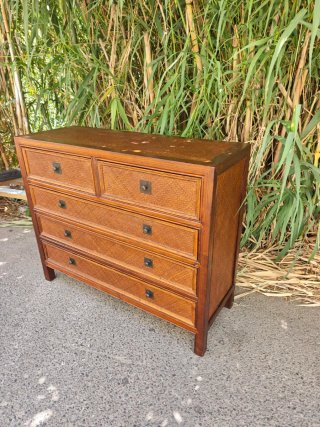 Cómoda de madera y ratán