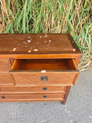 Cómoda de madera y ratán