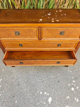 Cómoda de madera y ratán