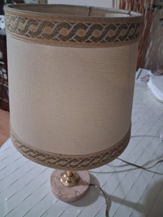 Lámpara de mesa beige y dorada