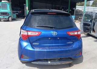456171 guantera toyota yaris hybrid active