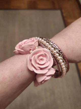 Pulseras rosas con detalle de perlas