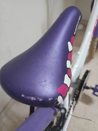 Bicicleta infantil blanca y morada