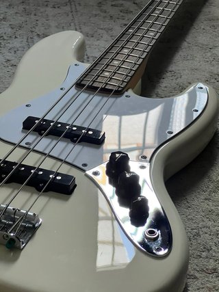 Bajo Fender Jazz Bass blanco
