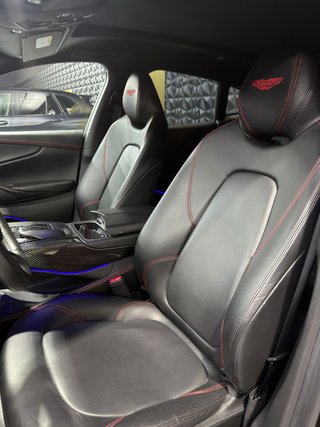 Aston Martin DBX 2021