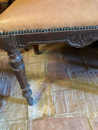 Conjunto de 7 sillas y 2 sillones de madera y piel