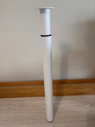 Pata extensible blanca para muebles. De 71 a 83 cm