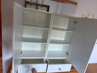 Mueble de baño blanco con cajones