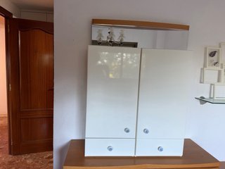 Mueble de baño blanco con cajones