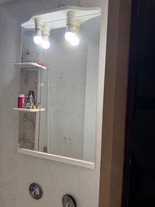 Mueble de baño blanco con cajones