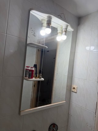 Mueble de baño blanco con cajones