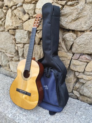 Guitarra Clásica  con funda, cejilla y afinador.