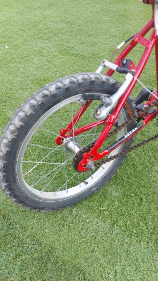 Bicicleta infantil roja