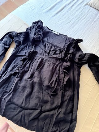 Blusa negra con volantes