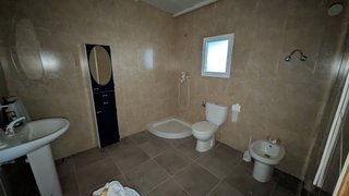 Parcela con casa y piscina