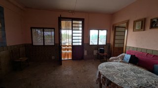 Parcela con casa y piscina