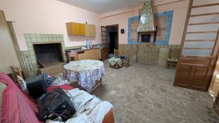 Parcela con casa y piscina