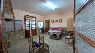 Parcela con casa y piscina