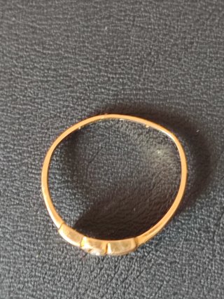 Anillo de oro con piedra