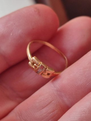 Anillo de oro con piedra