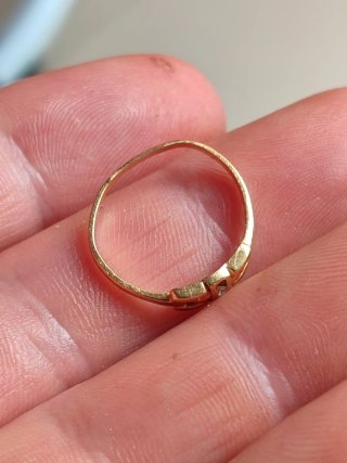 Anillo de oro con piedra