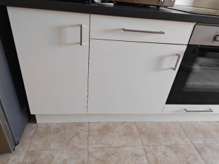 Cocina con muebles inferiores, placa y horno