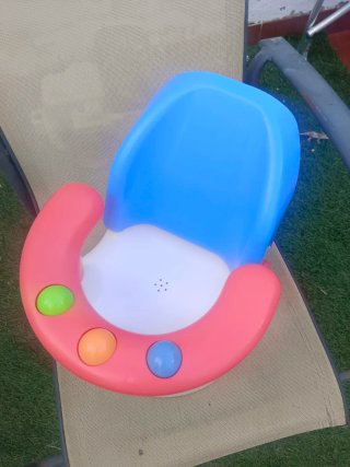 Asiento de baño para bebé con juguetes