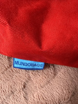 Bolsa roja con flor y cremallera