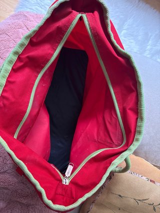 Bolsa roja con flor y cremallera