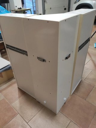 Mueble de esquina blanco con puertas de cristal