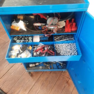 Carro de herramientas azul con ruedas