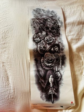 Tatuaje temporal lobo y león corona