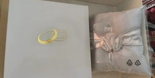 Almohada para anillos de boda dorada