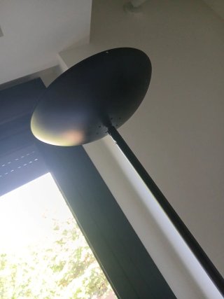 Lámpara de pie negra regulable