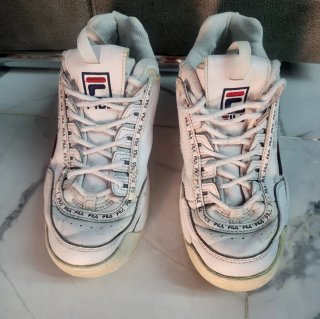 Zapatillas Fila Blancas y Rojas