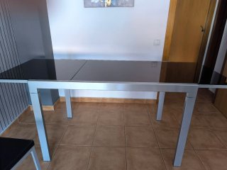 Mesa de salón cristal negro y patas plata