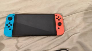 Nintendo Switch OLED Azul y Naranja tiene la caja