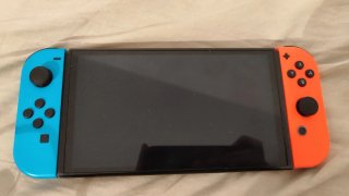 Nintendo Switch OLED Azul y Naranja tiene la caja