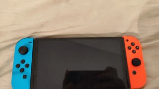 Nintendo Switch OLED Azul y Naranja tiene la caja