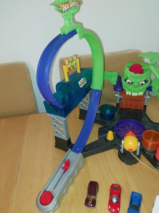 Hot Wheels Calavera Coches y Otra de Regalo