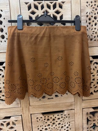 Falda marrón con bordado floral