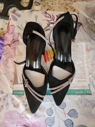 Zapatos de tacón negros con pedrería