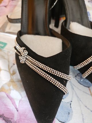 Zapatos de tacón negros con pedrería