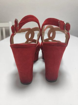 Zapatos de tacón rojos para mujer