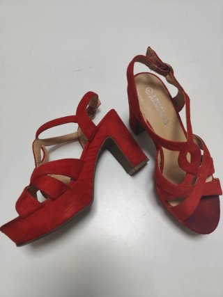 Zapatos de tacón rojos para mujer