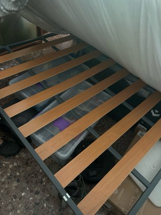 Colchón, somier y cabecero blanco.