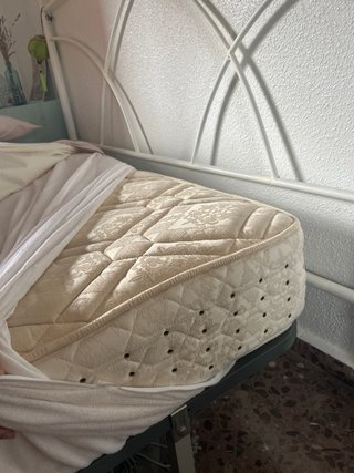 Colchón, somier y cabecero blanco.